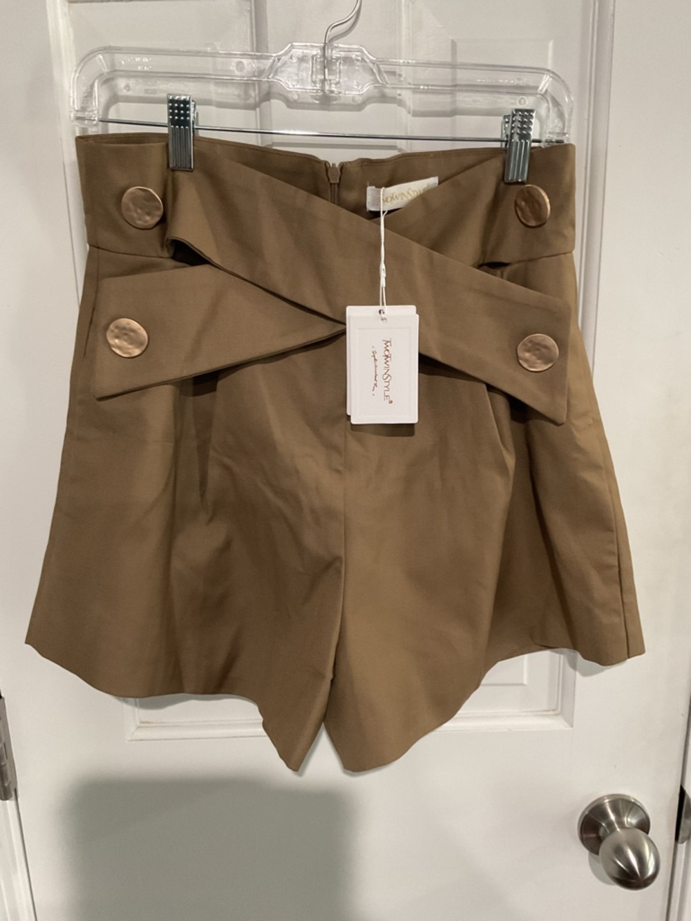 NWT TwoTwinStyle High-Waist Khaki Back Zip Dress Shorts w Button Detail Large